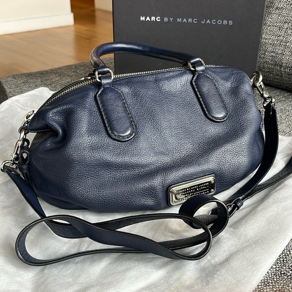 Marc by Marc Jacob’s New Q Legend Satchel bag in Navy with Silver metalware - Picture 2 of 16